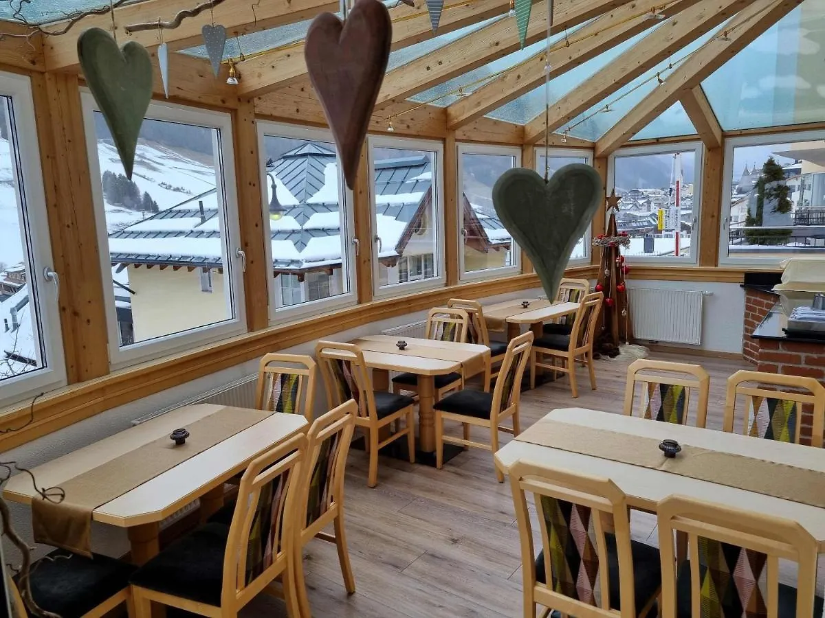 Hotel Garni Corinna Ischgl 3*,